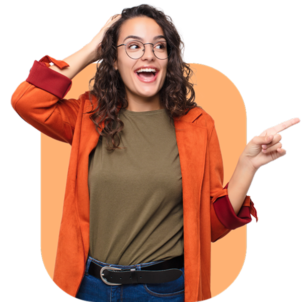 Personne souriante pointant